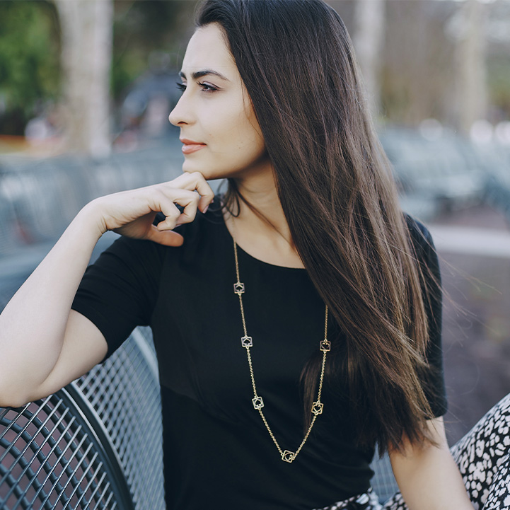 Long or Short? The Necklace Length Guide for Different Heights